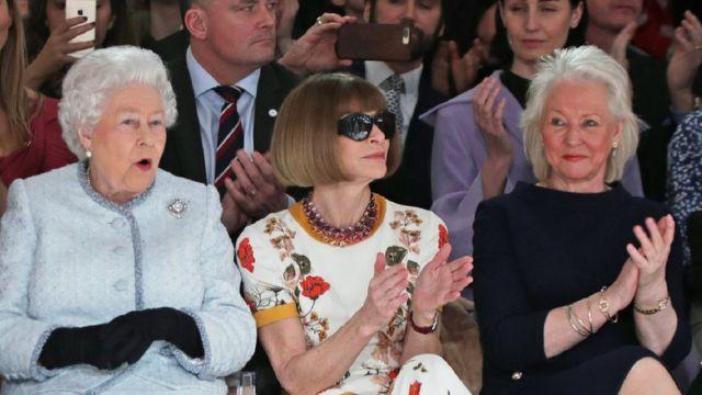 Reina Isabel II junto a su modista Angela Kelly y Anna Wintour