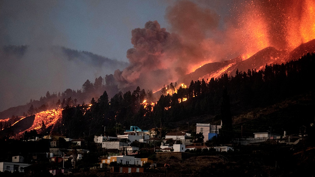 Los ríos de lava de más de 1.000°C arrasaron árboles, invadieron carreteras y lograron penetrar en algunas casas. Foto AFP