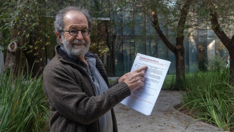 El investigador Ral Carnota con la copia del informativo que anunciaba la creacin del Instituto de Clculo en 1961 en el edificio CeroInfinito de la UBA Foto Victoria Egurza