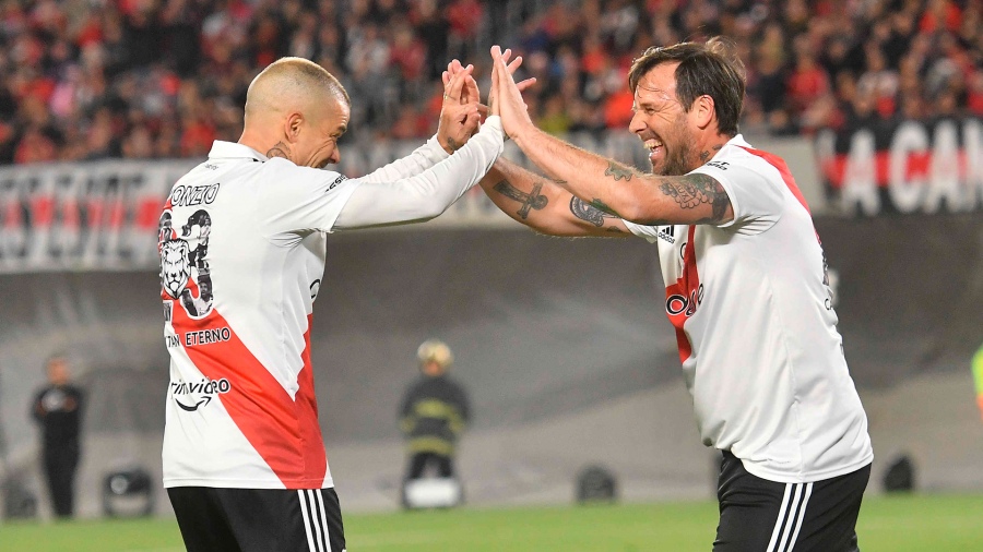 Cavenaghi y DAlessandro festejan uno de los goles en la despedida de Ponzio foto Alfredo Luna 